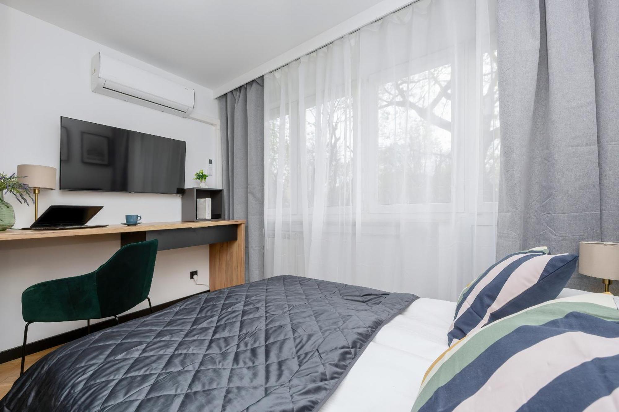 Modern Black & Wooden Apartment Warsaw Near The Airport By Noclegi Renters Exterior foto